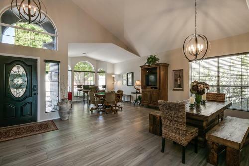 Spectacular Golf Course Home With Pool And Views