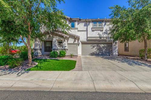 Super Upgraded Gilbert 2 Story! Dog Friendly! Home