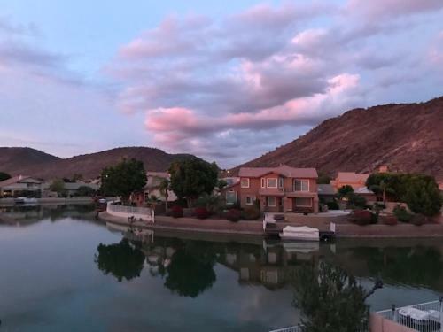 Glendale Arizona Lakeside Property