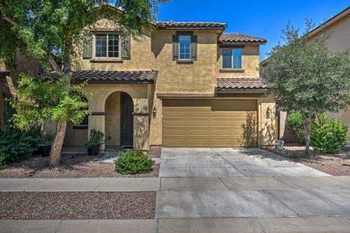 Glendale Home With Putting Green And Pool Access!
