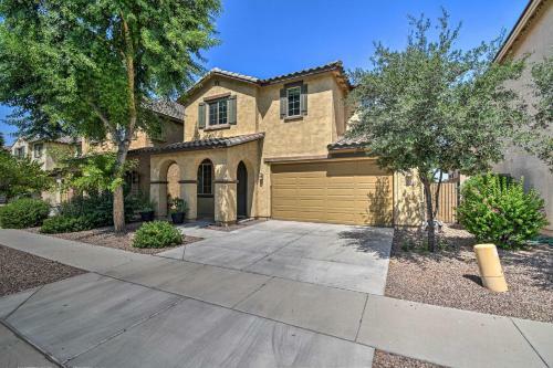 Glendale Home With Putting Green And Pool Access!