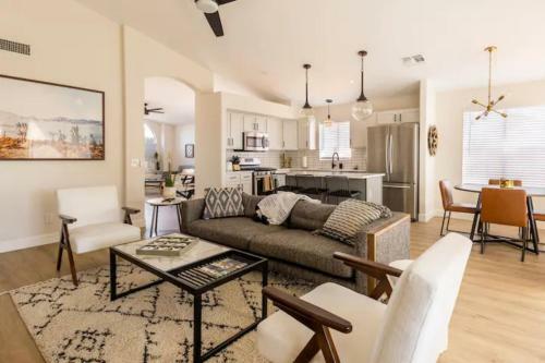 Walking Distance To Cardinals Stadium & Westgate