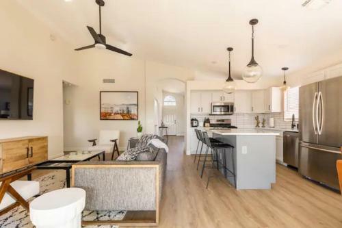Walking Distance To Cardinals Stadium & Westgate