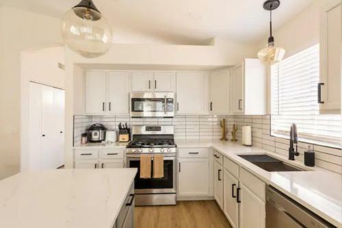 Walking Distance To Cardinals Stadium & Westgate