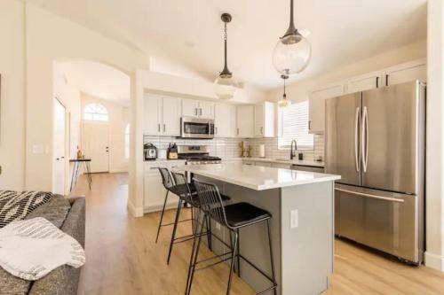 Walking Distance To Cardinals Stadium & Westgate