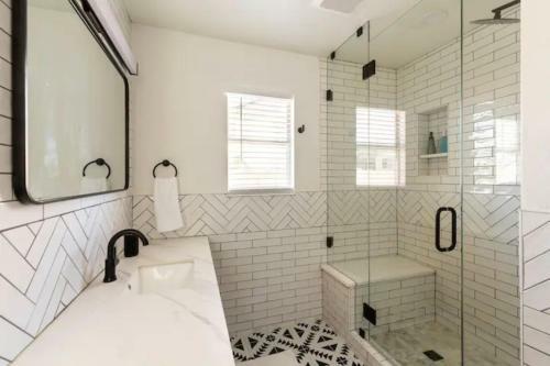 Walking Distance To Cardinals Stadium & Westgate