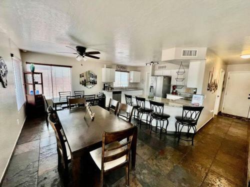 Pet Friendly! Pool: King Beds: Close To Everything