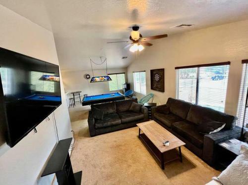 Pet Friendly! Pool: King Beds: Close To Everything