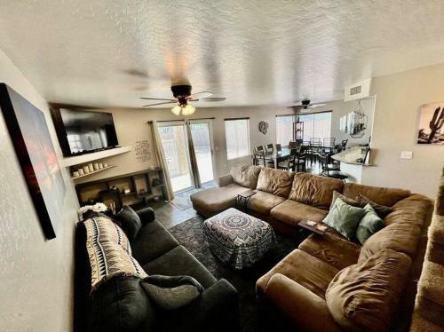 Pet Friendly! Pool: King Beds: Close To Everything