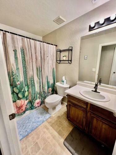 Pet Friendly! Pool: King Beds: Close To Everything