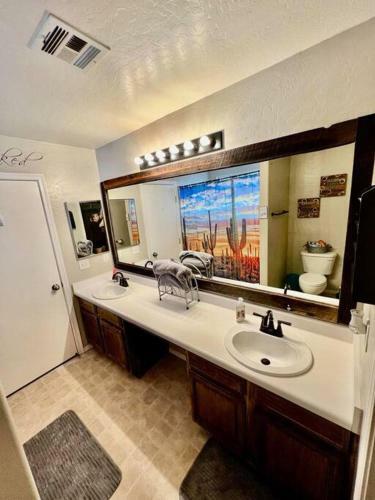 Pet Friendly! Pool: King Beds: Close To Everything
