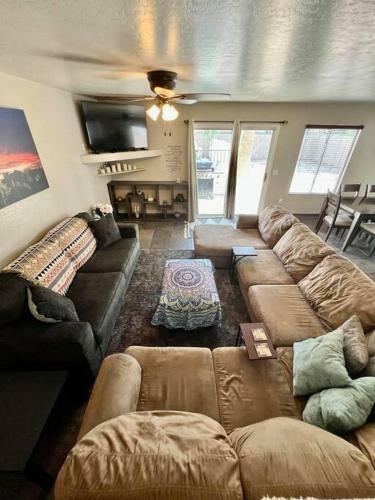 Pet Friendly! Pool: King Beds: Close To Everything