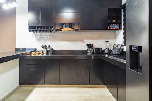 Casa Lisa, Modern Home, 10 Blocks From Ferry.