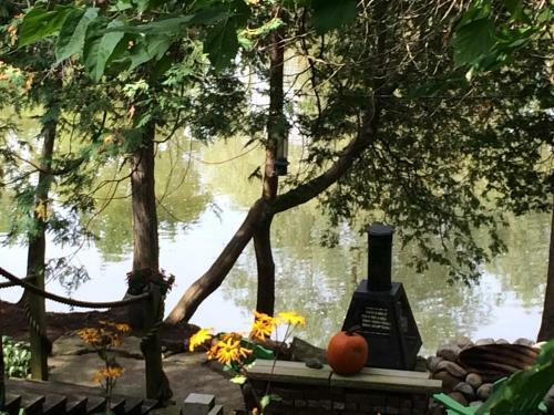 Romantic Riverside Suite In Elora