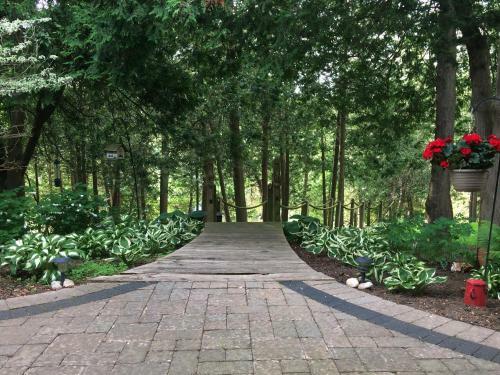 Romantic Riverside Suite In Elora