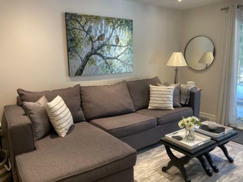 Romantic Riverside Suite In Elora
