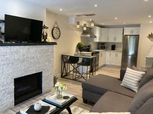 Romantic Riverside Suite In Elora