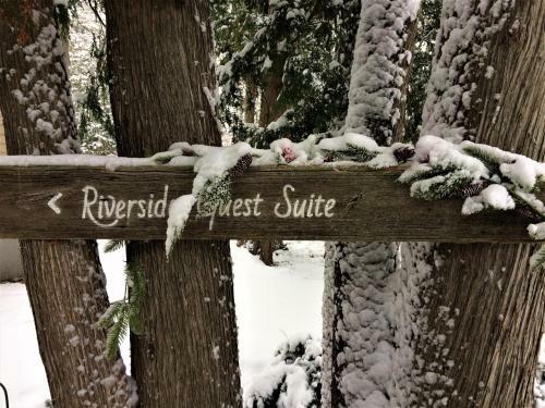 Romantic Riverside Suite In Elora