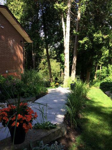 Romantic Riverside Suite In Elora