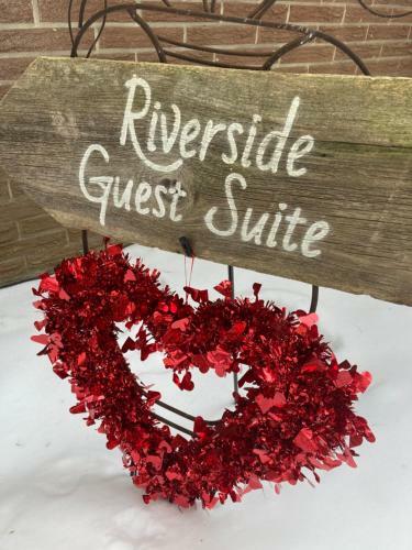 Romantic Riverside Suite In Elora