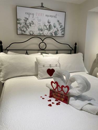 Romantic Riverside Suite In Elora