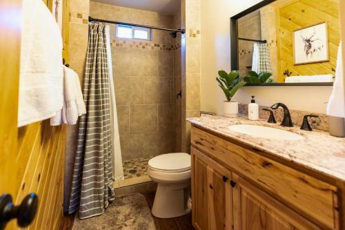 Whispering Hollow Lodge On Greer Main St!