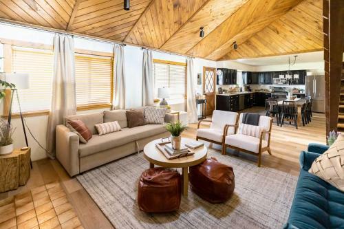 Whispering Hollow Lodge On Greer Main St!
