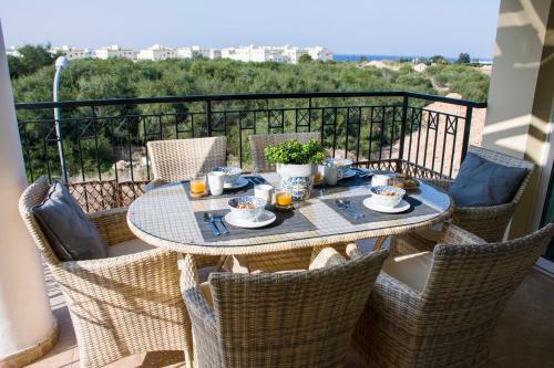Apartamento New Beautiful Sea View 2 Bdrm Flat With Pool!