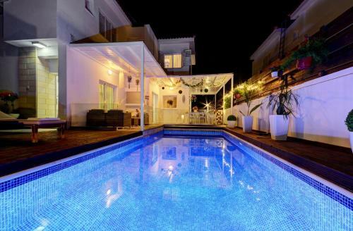 Sunnyvillascyprus: Modern 3br Villa /w Pool