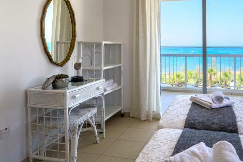 Phaedrus Living: Seaside Luxury Villa Anafi