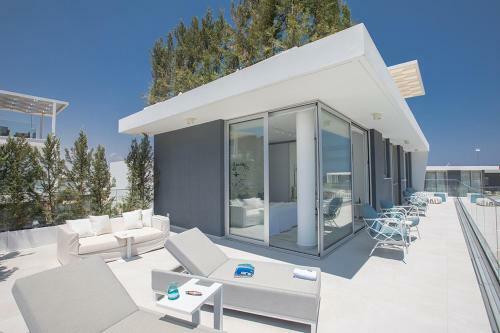 Luxurious And Extravagant 5 Stars Villa