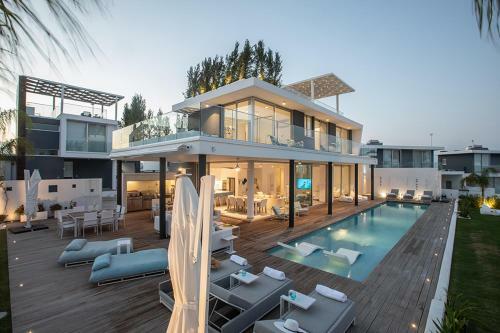 Luxurious And Extravagant 5 Stars Villa