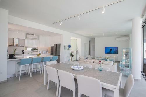 Luxurious And Extravagant 5 Stars Villa