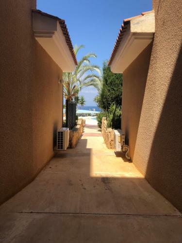 Modern, Pool-side 2 Bedroomed Apartment