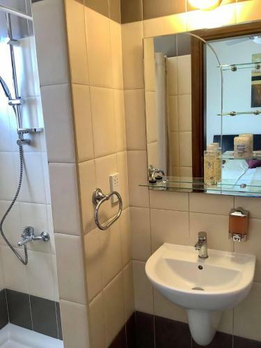 Nice Freshly Renovated Sea-view Apartment