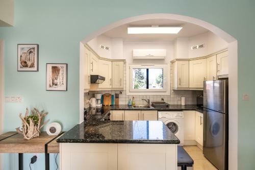 Dalia Seaside 2 Bedroom Apartment With Pool & Garden