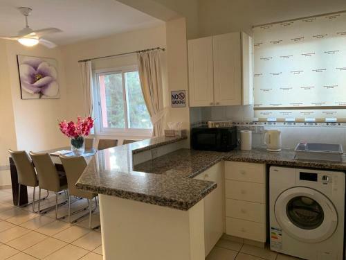 Limnaria Gardens: Sunny 2 Bed Apartment