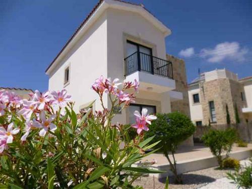 Modern 3 Bedroom Villa, Pool And Close To Golf Course