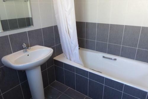 Modern 3 Bedroom Villa, Pool And Close To Golf Course