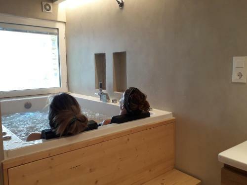 Jacuzzi & Sauna Apartment !