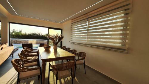 Phaedrus Living: Seaview Luxury Villa Venus