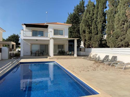 Lucky 7 Beachfront Villa Perivolia