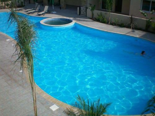Excellent 2 Bed Apartment With Pool View, AC & Gym!