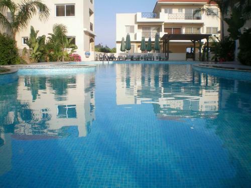 Excellent 2 Bed Apartment With Pool View, AC & Gym!