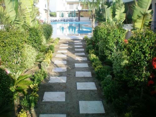 Excellent 2 Bed Apartment With Pool View, AC & Gym!