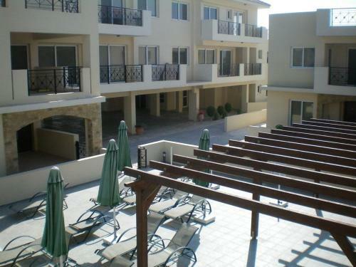Excellent 2 Bed Apartment With Pool View, AC & Gym!