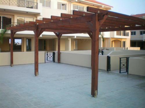 Excellent 2 Bed Apartment With Pool View, AC & Gym!
