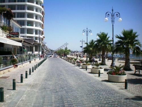 Excellent 2 Bed Apartment With Pool View, AC & Gym!