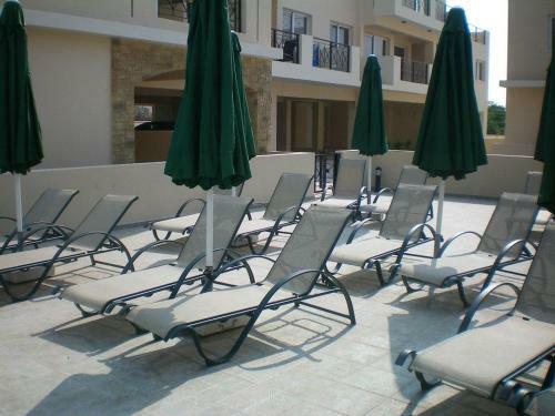 Excellent 2 Bed Apartment With Pool View, AC & Gym!
