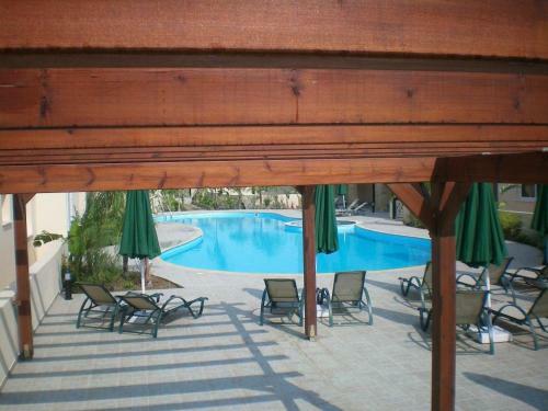 Excellent 2 Bed Apartment With Pool View, AC & Gym!
